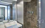 Phòng tắm bên trong 6 Aloft Lima Miraflores