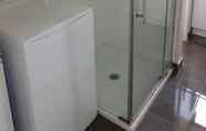 In-room Bathroom 3 Rose Apartments Hamilton