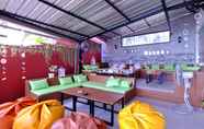 Lobi 2 Chill Inn Beach Cafe & Hostel