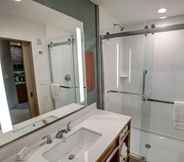 In-room Bathroom 7 Hilton Garden Inn Tampa-Wesley Chapel, FL