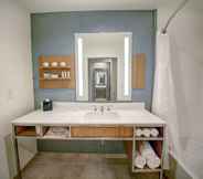 In-room Bathroom 5 Hilton Garden Inn Tampa-Wesley Chapel, FL