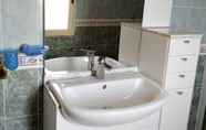 In-room Bathroom 2 B&B Semaforo di Capo Sperone