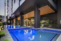 Kolam Renang Atlas Apartments by CLLIX