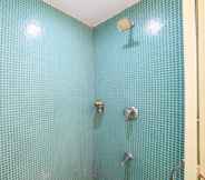 In-room Bathroom 3 FabHotel Vinflora Banjara Hills