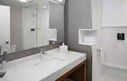 In-room Bathroom 7 Courtyard by Marriott Dallas Downtown/Reunion District