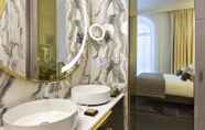 In-room Bathroom 2 La Clef Champs-Élysées Paris by The Crest Collection