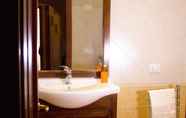 In-room Bathroom 2 La Trinacria Bed & Breakfast
