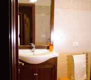 In-room Bathroom 2 La Trinacria Bed & Breakfast