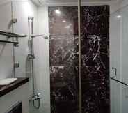 In-room Bathroom 7 The Hosteller Delhi