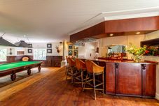 Bar, Cafe and Lounge Blue Mountain Luxury Lodge