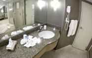 Toilet Kamar 4 The Falls Hotel & Inn