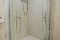 In-room Bathroom Bradford City Apartments Flat 71