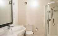 Toilet Kamar 2 U Suites on Manners