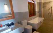 Toilet Kamar 5 Royal Indigo Villa