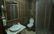 In-room Bathroom 4 Grand Hotel 53