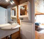 In-room Bathroom 6 Luxury Chalet Vila with amazing view