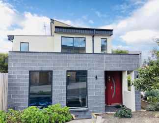 Exterior 2 Apollo Bay Seal Apartments