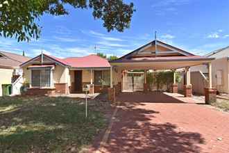 Exterior 4 Redcliff Home Close to City & Airport