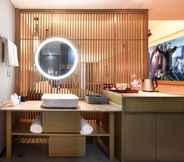 In-room Bathroom 4 Luoyang Mehood Lestie Hotel Sport Center