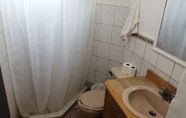 Toilet Kamar 6 Global Airport Inn Guatemala