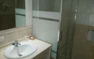 In-room Bathroom 7 Hotel Delphos