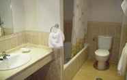 In-room Bathroom 6 Hotel Delphos