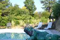 Swimming Pool Maison Jaffran, Suite en Ville