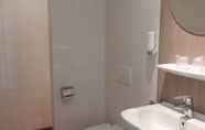 In-room Bathroom 6 Hotel Ekamper