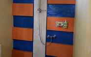 In-room Bathroom 4 The Warong Nusa Penida - Hostel