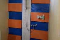 In-room Bathroom The Warong Nusa Penida - Hostel