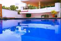 Swimming Pool Hotel Monchuelo Spa