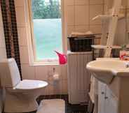 In-room Bathroom 2 En villa mitt på svenska naturen