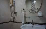 Toilet Kamar 5 Satun Tanee Hotel