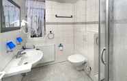 In-room Bathroom 2 Hotel Heiderose garni