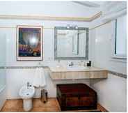 In-room Bathroom 6 Bini Cel