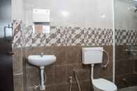In-room Bathroom Dwaraka Inn