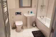 Toilet Kamar Elegant and Spacious 2 bedroom Apartment