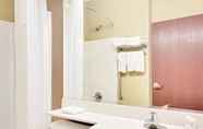 Toilet Kamar 5 Microtel Inn & Suites by Wyndham Perry