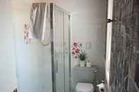 Toilet Kamar The Kensington Guesthouse