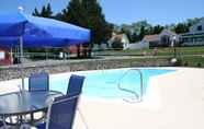 Swimming Pool 4 Blue Spruce Motel & Townhouses