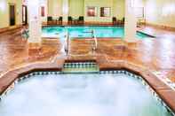 Swimming Pool Holiday Inn Express & Suites Yukon, an IHG Hotel