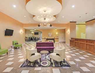 Lobby 2 La Quinta Inn & Suites by Wyndham Dallas South-DeSoto