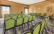 Functional Hall 6 La Quinta Inn & Suites by Wyndham Dallas South-DeSoto