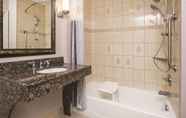Toilet Kamar 3 La Quinta Inn & Suites by Wyndham Dallas South-DeSoto