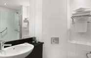 In-room Bathroom 6 Ramada by Wyndham Hounslow - Heathrow East