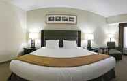 ห้องนอน 7 Holiday Inn Express Hotel & Suites Ottawa Airport, an IHG Hotel