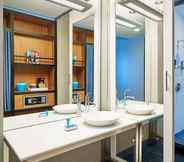 In-room Bathroom 6 Aloft Chicago O'Hare