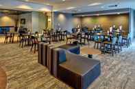 บาร์ คาเฟ่ และเลานจ์ Courtyard by Marriott Newport News Airport