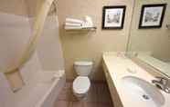 In-room Bathroom 6 Mackinaw Budget Inn