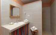 ห้องน้ำภายในห้อง 2 Hôtel Domaine Des Clos